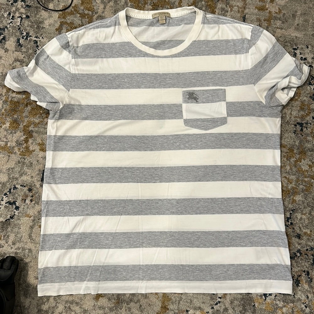 Beautiful casual Burberry Tee!